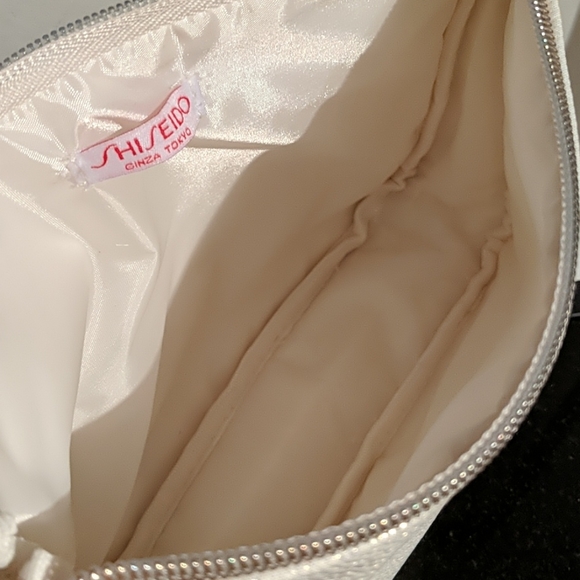 NWOT Shiseido Ivory Shimmer Makeup Bag. - Picture 4 of 4